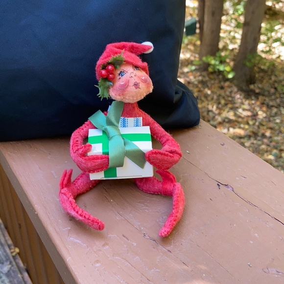 Annalee elf with gift